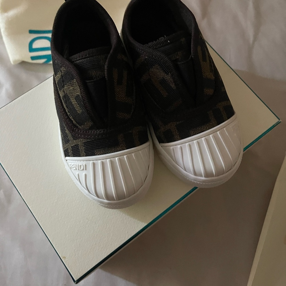FENDI TODDLER SHOES, SIZE 23 - Picture 6 of 9